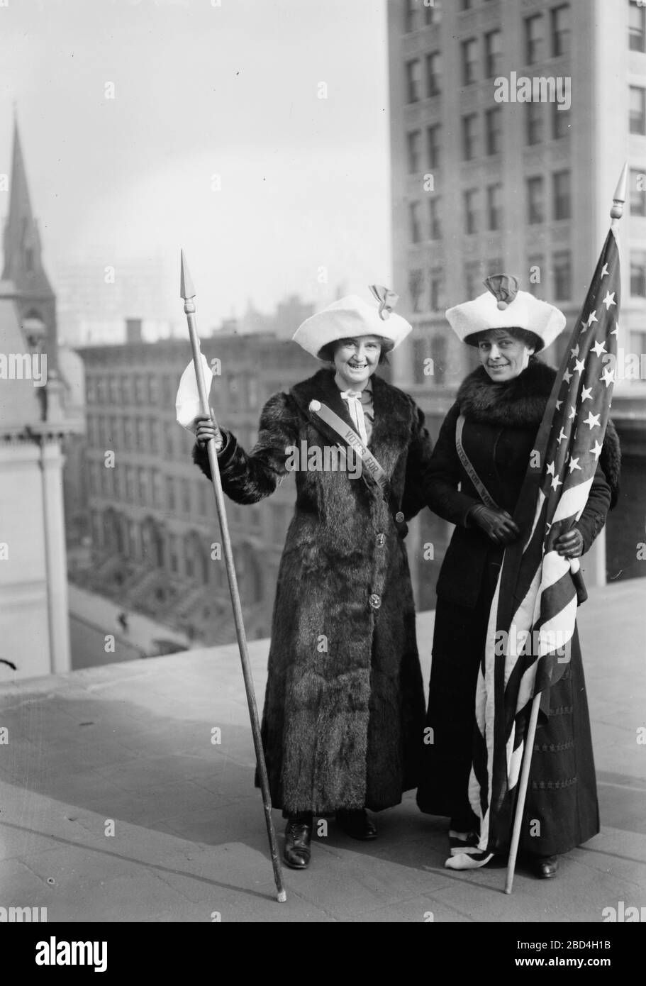 (Da sinistra a destra) Jessie Stubbs e 'General' Rosalie Jones, che ha condotto le escursioni di suffragio della donna ad Albany, N.Y., e Washington, D.C. Foto Stock