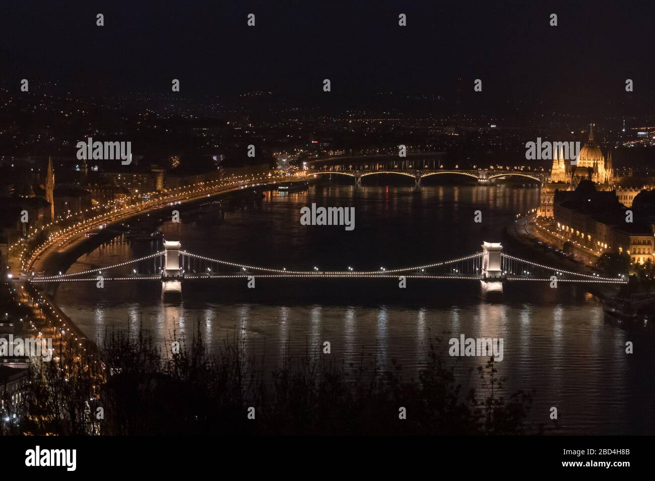 (200407) -- BUDAPEST, 7 aprile 2020 (Xinhua) -- il Ponte delle catene è illuminato con luce bianca come uno spettacolo di apprezzamento per gli sforzi degli operatori sanitari per combattere la pandemia COVID-19 a Budapest, Ungheria, 6 aprile 2020. (Foto di Attila Volgyi/Xinhua) Foto Stock