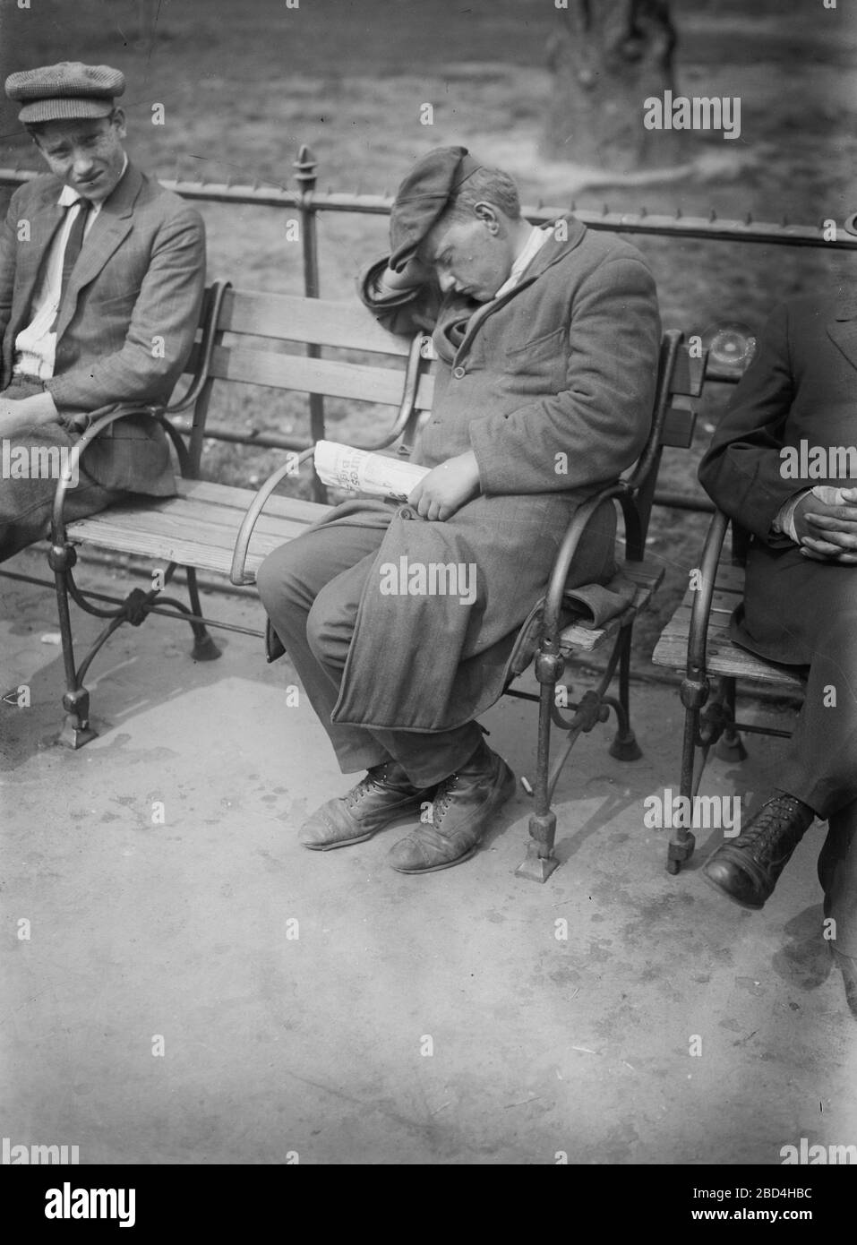 Uomo che dorme su una panchina del parco in Union Square ca. 1910-1915 Foto Stock