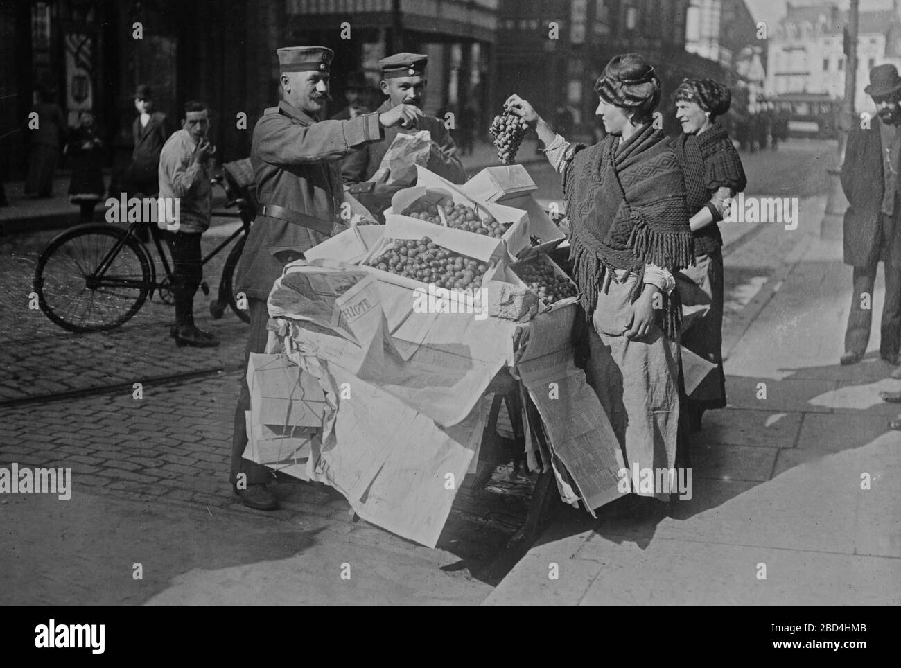 Soldati tedeschi che acquistano uva da donne con un carrello in Belgio durante la guerra mondiale i ca. 1915 Foto Stock