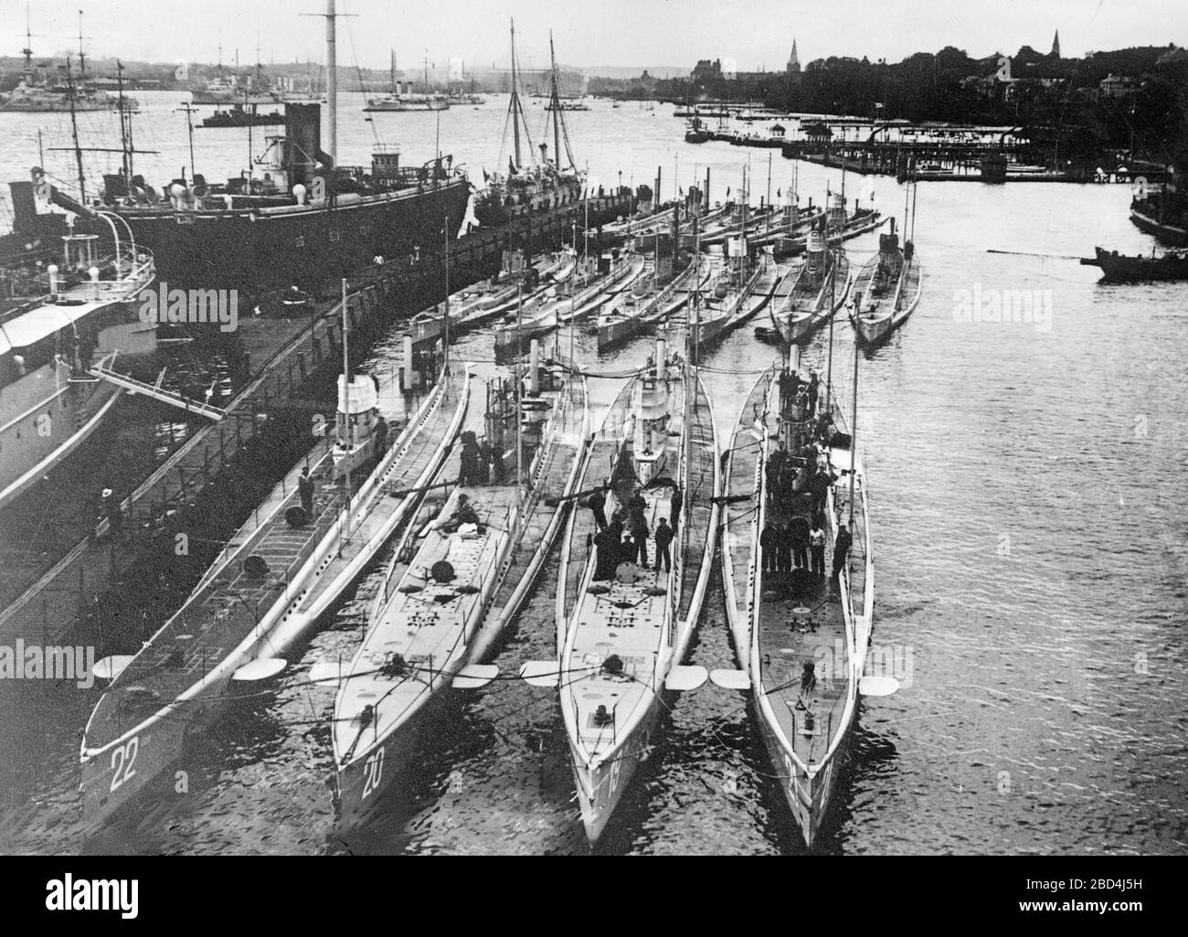 Sottomarini tedeschi in un porto. Fila anteriore (da sinistra a destra): U-22, U-20 (affondato la Lusitania), U-19 e U-21. Riga posteriore (da sinistra a destra): U-14, U-10 e U-12 ca. 1914-1915 Foto Stock Sottomarini tedeschi in un porto. Fila anteriore (da sinistra a destra): U-22, U-20 (affondato la Lusitania), U-19 e U-21. Riga posteriore (da sinistra a destra): U-14, U-10 e U-12 ca. 1914-1915 Foto Stock