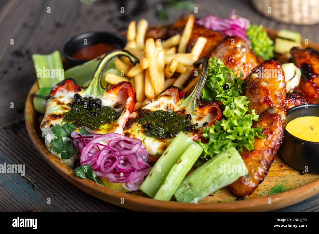 Ali di pollo fritte e patatine fritte. Menu. Foto Stock