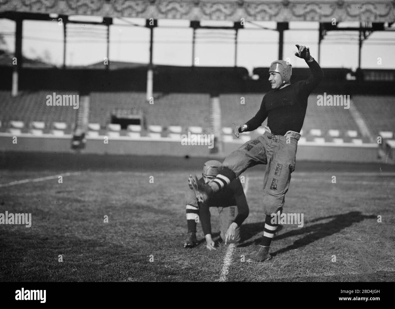 Fotografia spettacoli Quarterback Leslie Russell Clark (Classe 1918) e Left Half Back Leonard Hulit Norcross (Classe 1918), che ha giocato per la squadra di football della Brown University in una partita contro la Cornell University, tenutasi il 24 ottobre 1914 presso il Polo Grounds (Brush Stadium) di New York. Foto Stock