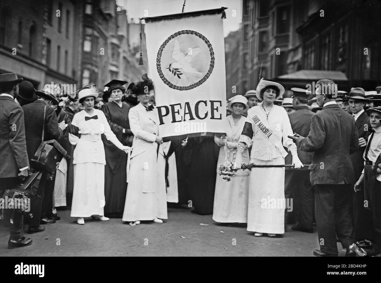 Partecipanti a una parata di pace femminile lungo la Fifth Avenue a New York il 29 agosto 1914, il maresciallo capo Portia Willis Fitzgerald è sulla destra Foto Stock