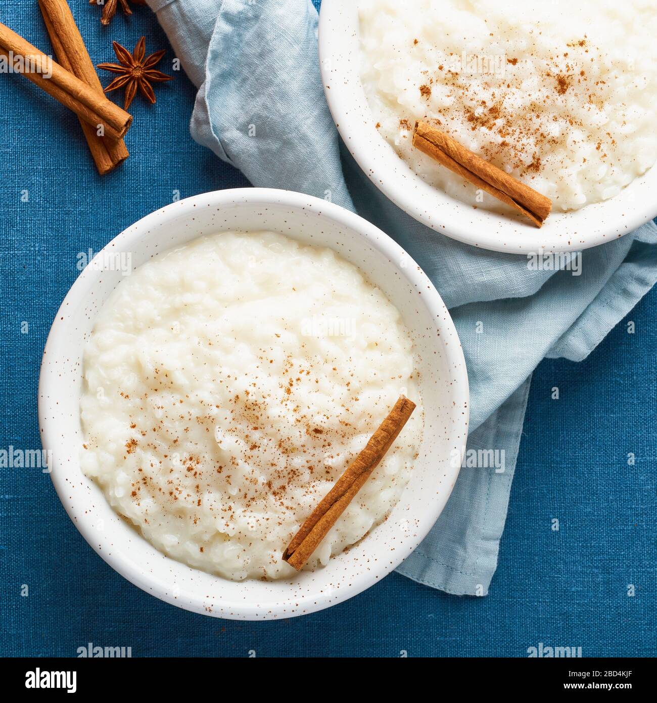 Budino di riso. Dessert francese di riso al latte. Dieta Vegan sana. Vista dall'alto, primo piano, macro Foto Stock