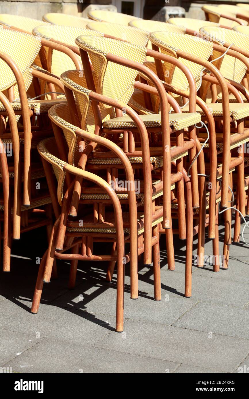 Sedie vuote di un caffè sulla piazza del mercato di Brema, chiuso a causa del virus corona, Brema, Germania, Europa Foto Stock