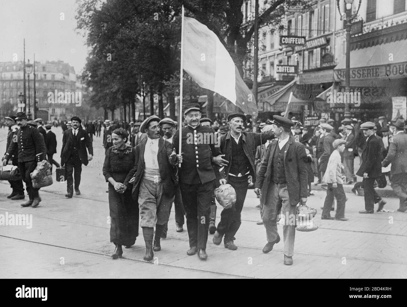 Soldati di reservisi francesi che marciano davanti alla Brasserie Bougeneaux (9 Rue de Strasbourg), Parigi, Francia, sulla loro strada per la Gare de l'Est, durante la prima guerra mondiale ca. 1914-1915 Foto Stock