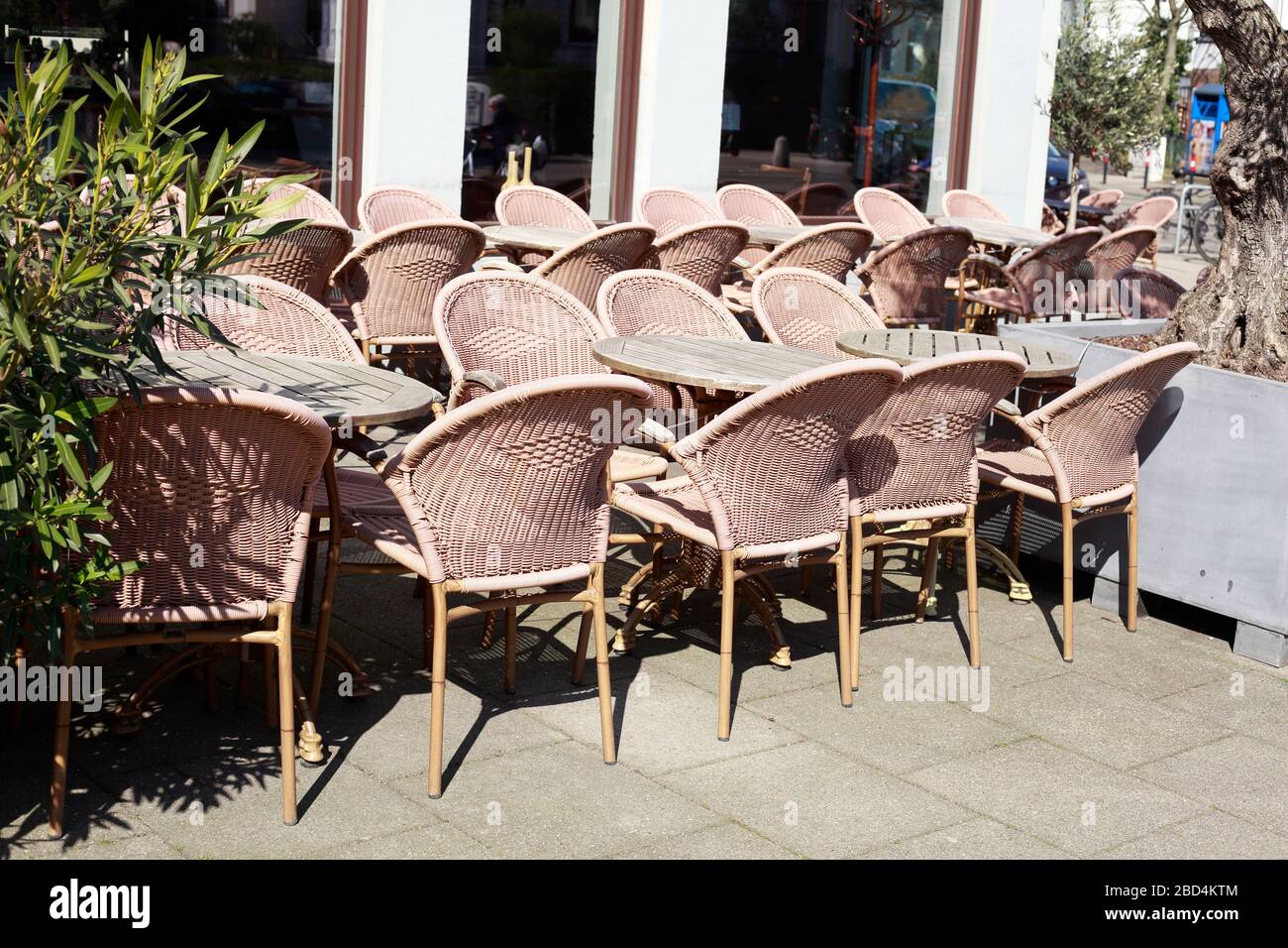 Sedie da caffè vuote chiuse a causa del virus corona, Brema, Germania, Europa Foto Stock