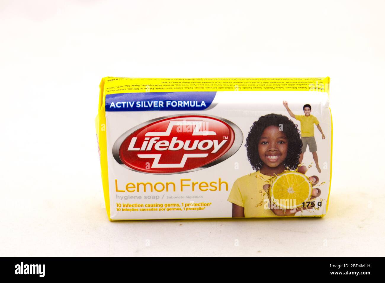 Alberton, Sudafrica - una barra di sapone fresco di igiene di limone  Lifebuoy isolato su un'immagine chiara di fondo con spazio di copia Foto  stock - Alamy