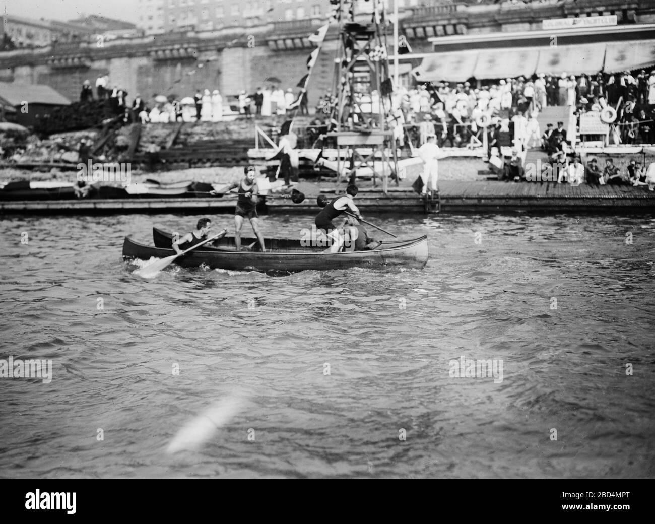 Gli uomini che godono il divertimento estivo di canoa inclinarsi ca. 1910-1915 Foto Stock