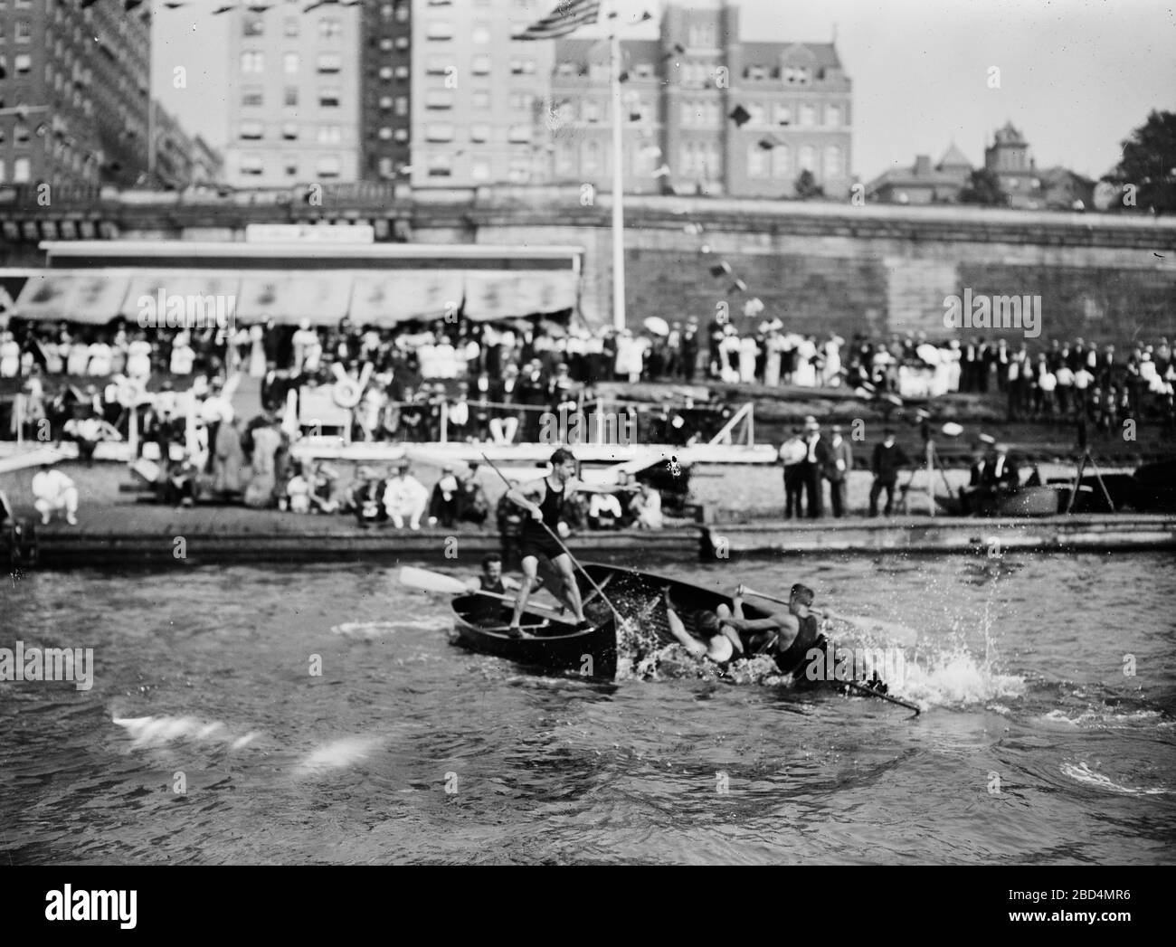 Gli uomini che godono il divertimento estivo di canoa inclinarsi ca. 1910-1915 Foto Stock
