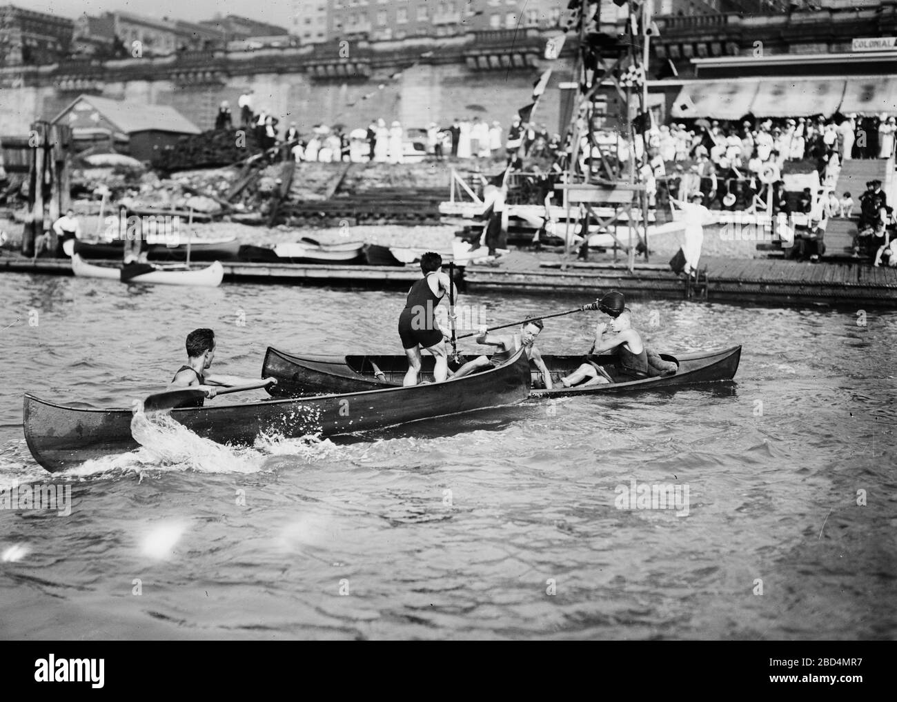 Gli uomini che godono il divertimento estivo di canoa inclinarsi ca. 1910-1915 Foto Stock