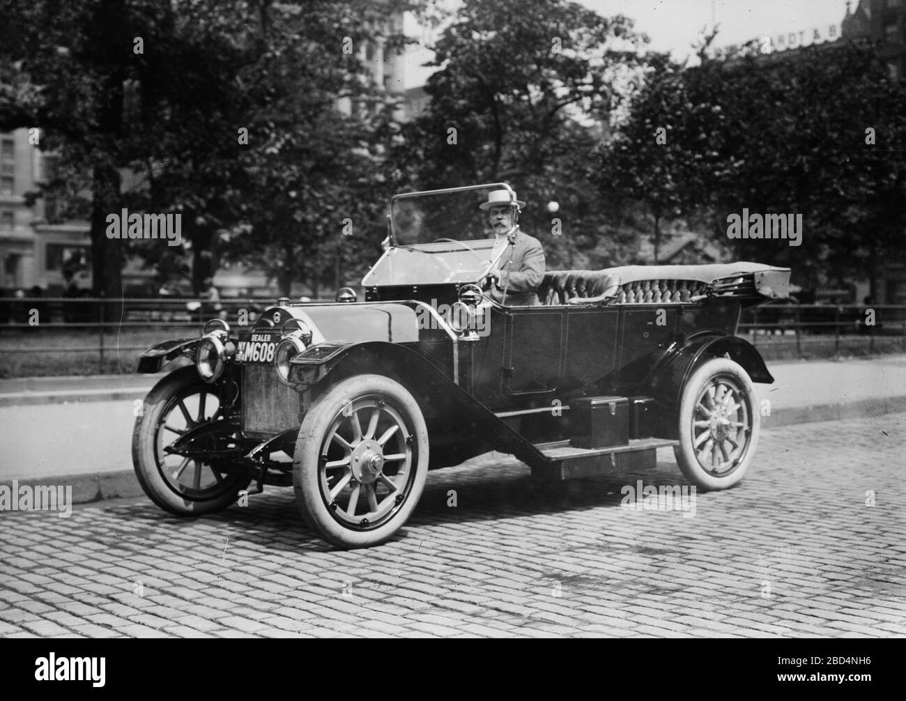 George Grantham Bain, capo del Bain News Service, alla guida di una Stutz autovetture ca. 1910-1915 Foto Stock