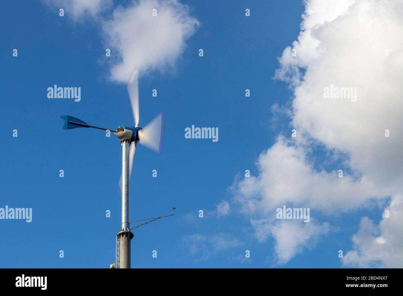 un generatore di vento che ruota contro il vento Foto Stock