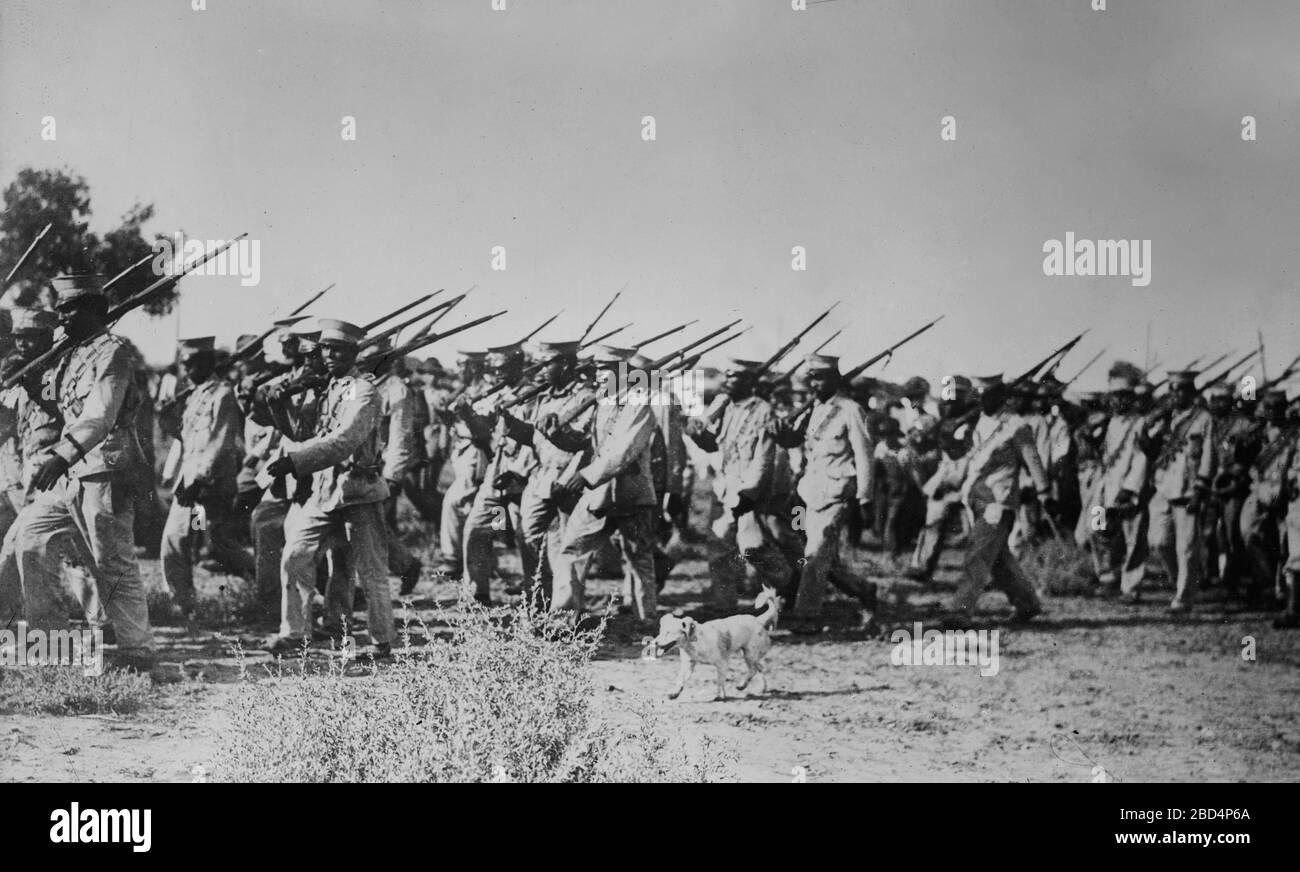 Soldati che marciano durante la Rivoluzione messicana ca. 1910-1915 Foto Stock