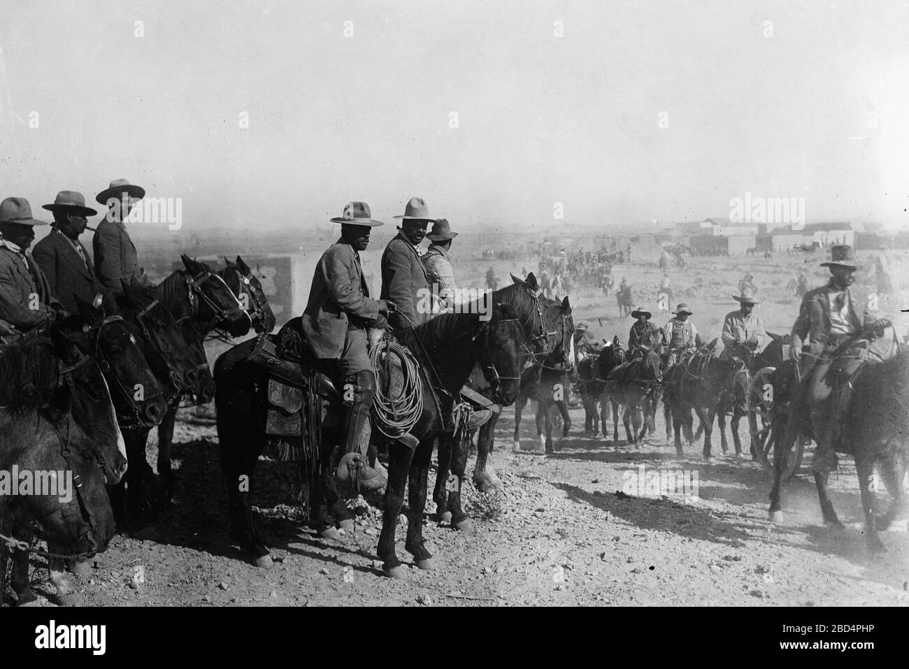 Il generale Francisco 'Pancho' Villa (1877-1923) recensisce le sue truppe durante la rivoluzione messicana ca. 1914 Foto Stock