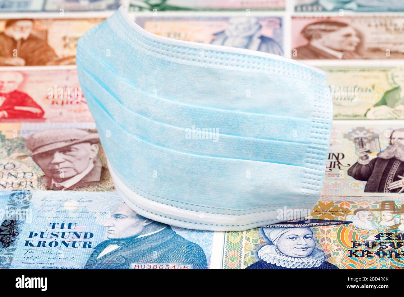 Maschera protettiva su un denaro islandese Foto Stock