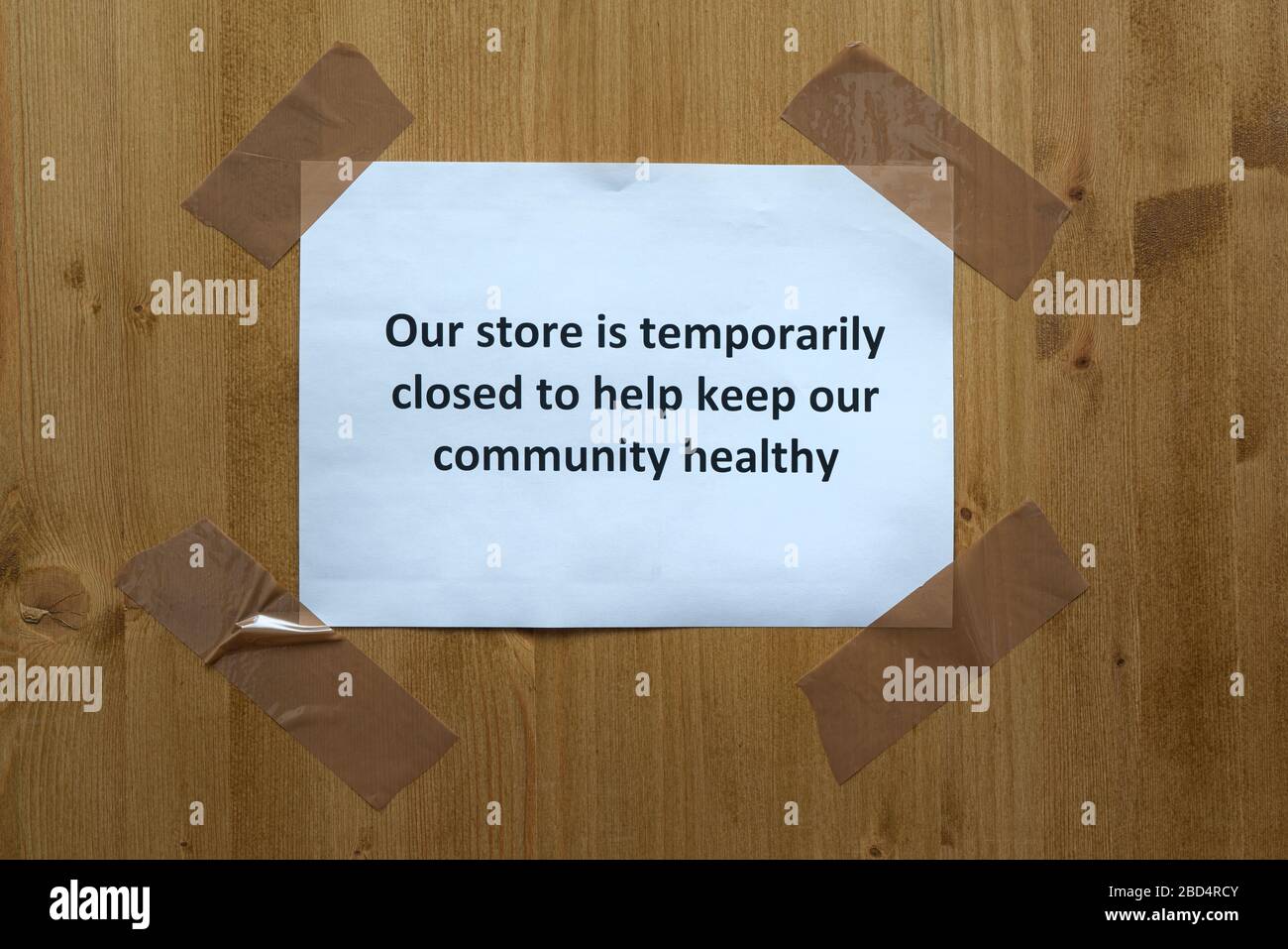 un cartello sulla porta con la scritta "il nostro negozio è temporaneamente chiuso per mantenere la salute della nostra comunità" Foto Stock