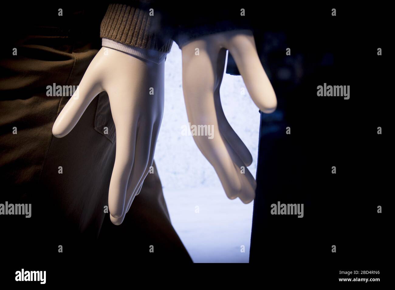 Manichino uomo mani ravvicinate senza toccare Foto Stock