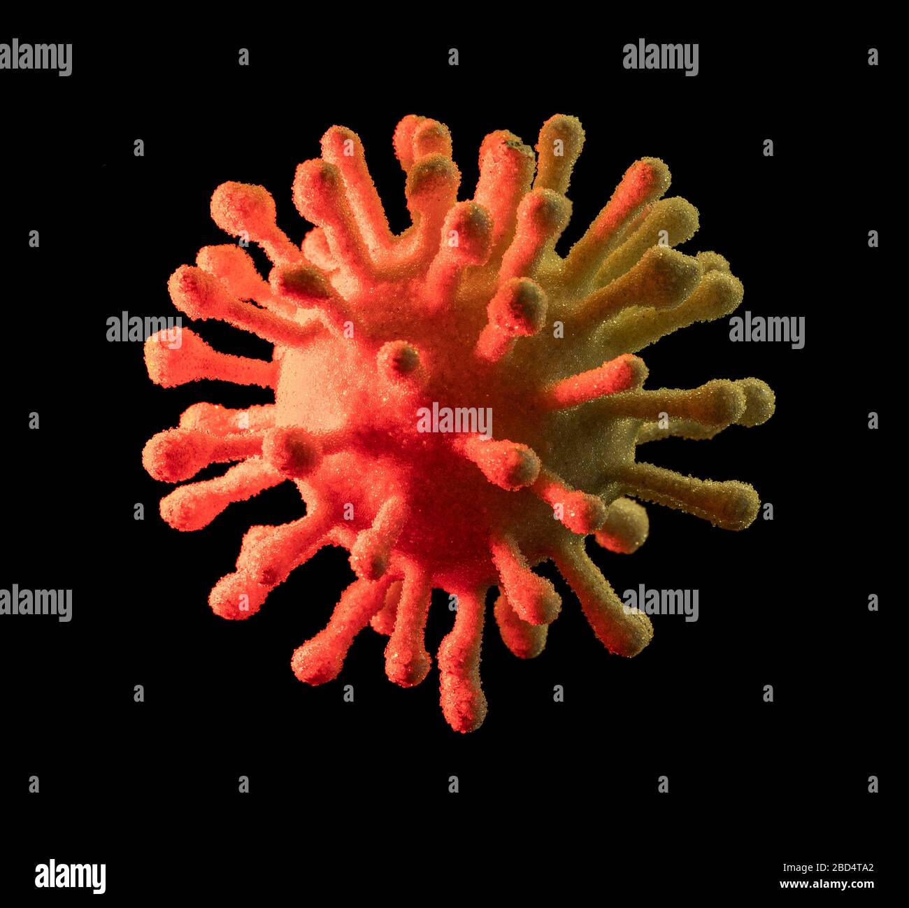 immagine di un colorato virus simbolico illuminato in nero sul retro Foto Stock