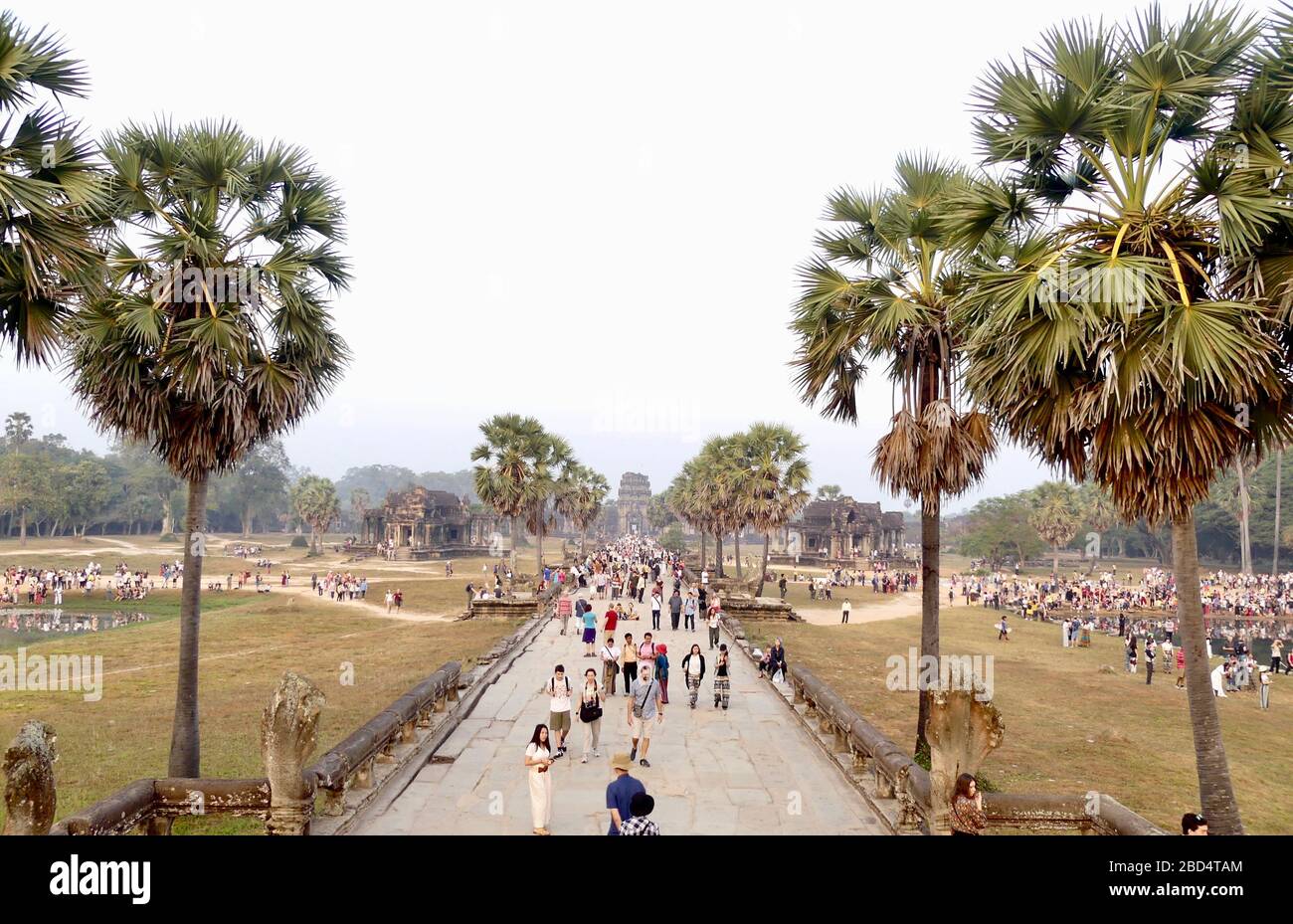 Tempio di Angkor Wat con folle di turisti in visita Foto Stock