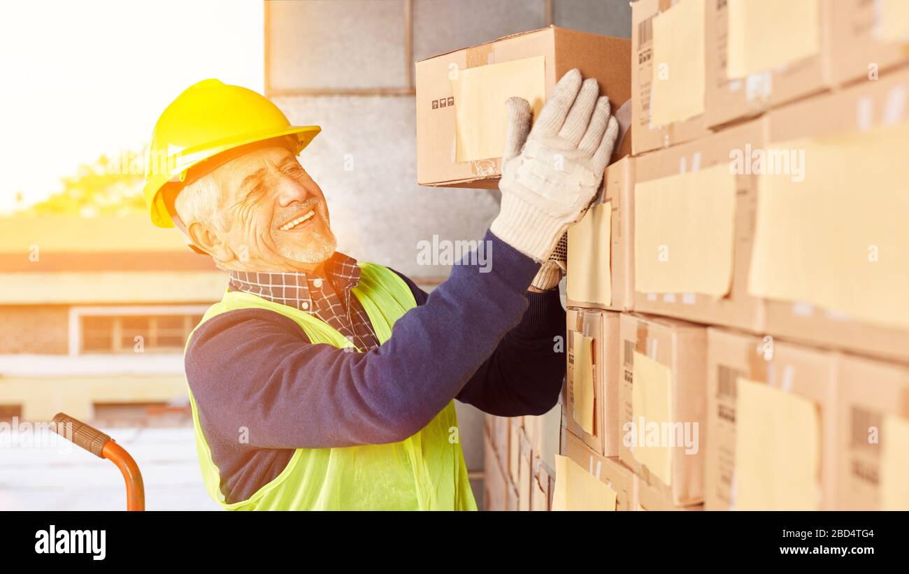 I commissionatori per posta preparano la scatola in magazzino per la consegna Foto Stock