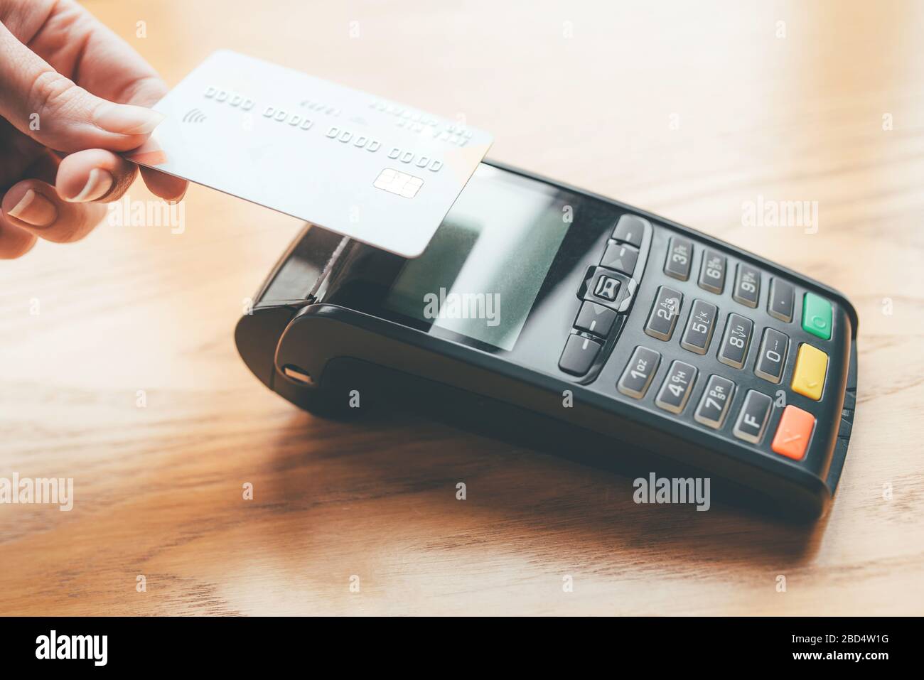 Pagamento senza contatto per acquisti con carta. Foto Stock
