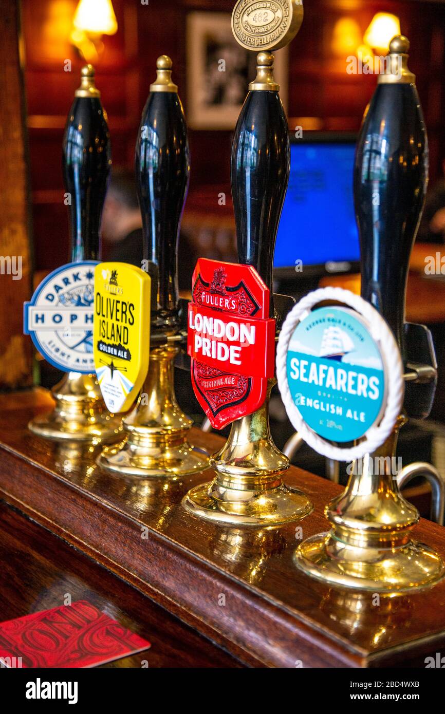 Birra alla spina al pub Blacksmith's Arms di Rotherhithe, Londra, UKLondon, Regno Unito Foto Stock