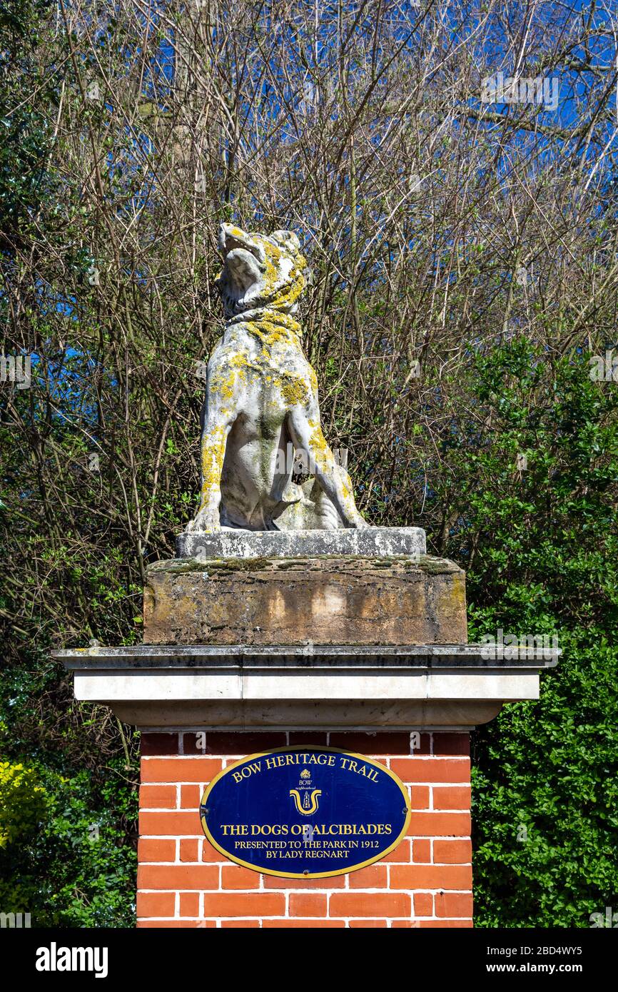 Uno dei due cani di sculture Alcibiades che custodiscono l'ingresso del Bonner Gate a Victoria Park, Londra, Regno Unito Foto Stock
