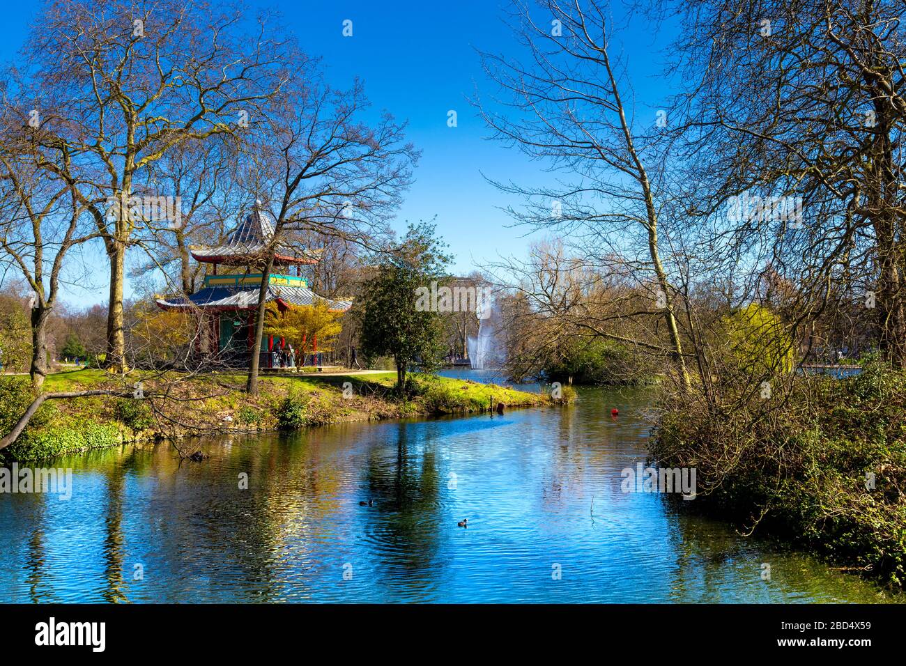 Pagoda orientale e lago di canottaggio a Victoria Park, Londra, Regno Unito Foto Stock