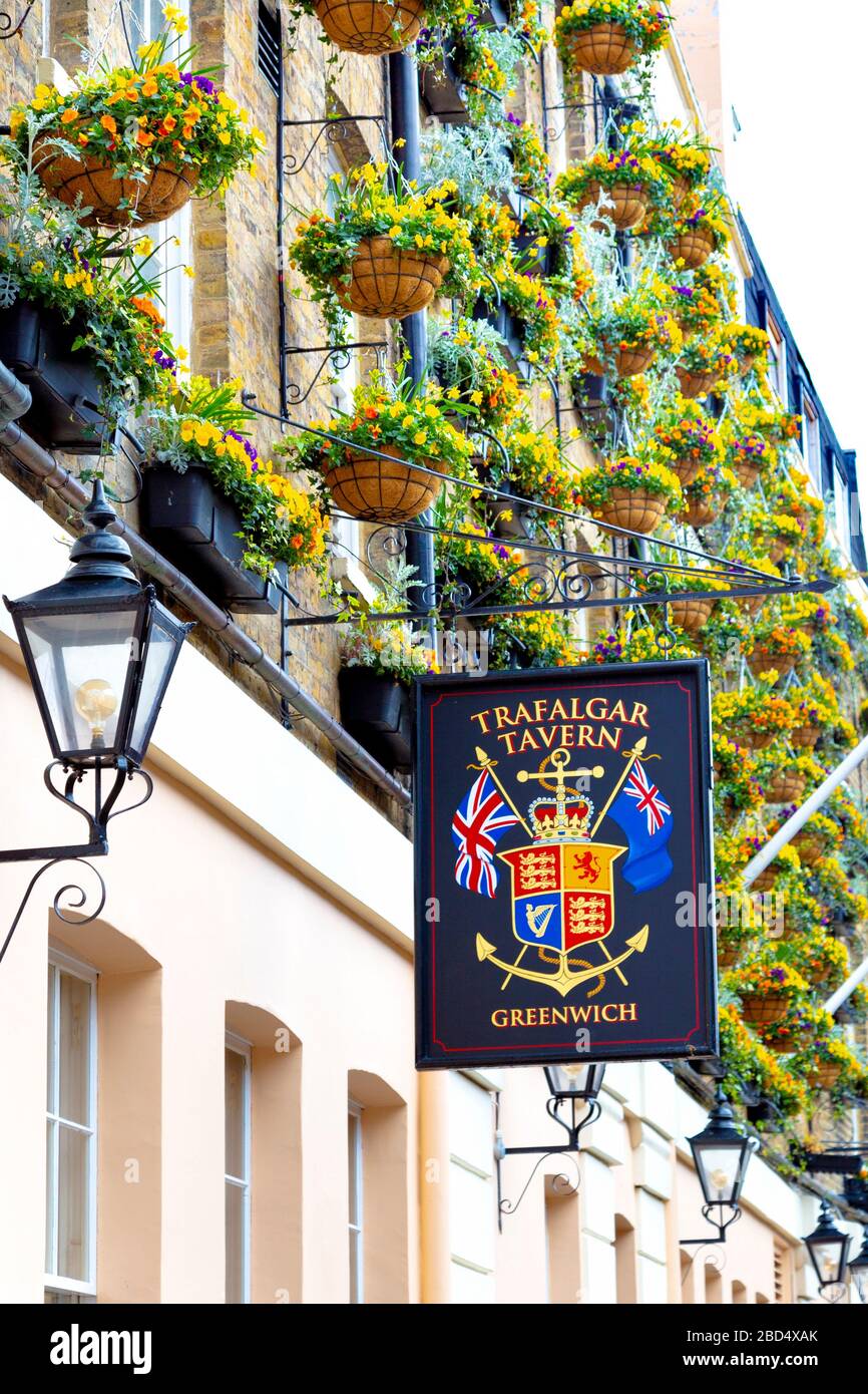 Cartello appeso all'esterno del Trafalgar Tavern pub a Greenwich, Londra, Regno Unito Foto Stock