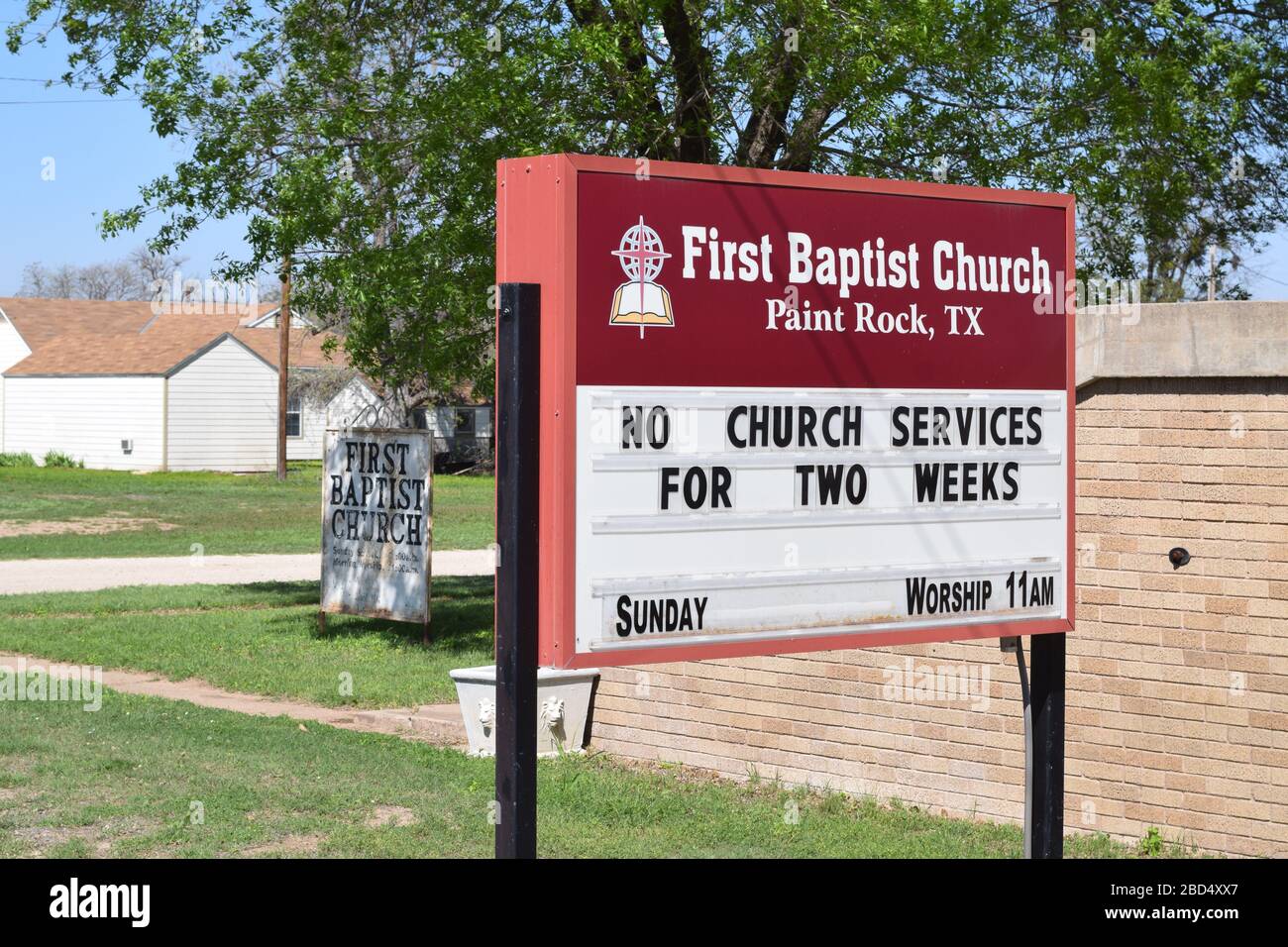 Paint Rock, Texas, è la sede della contea di Concho, Texas. In quest'area si trovano casi di assenza di coronavirus (COVID19). Anche in questa piccola città sono evidenti i segni di una pandemia, tra cui quella della prima Chiesa Battista che non annuncia alcun servizio per due settimane. Foto Stock