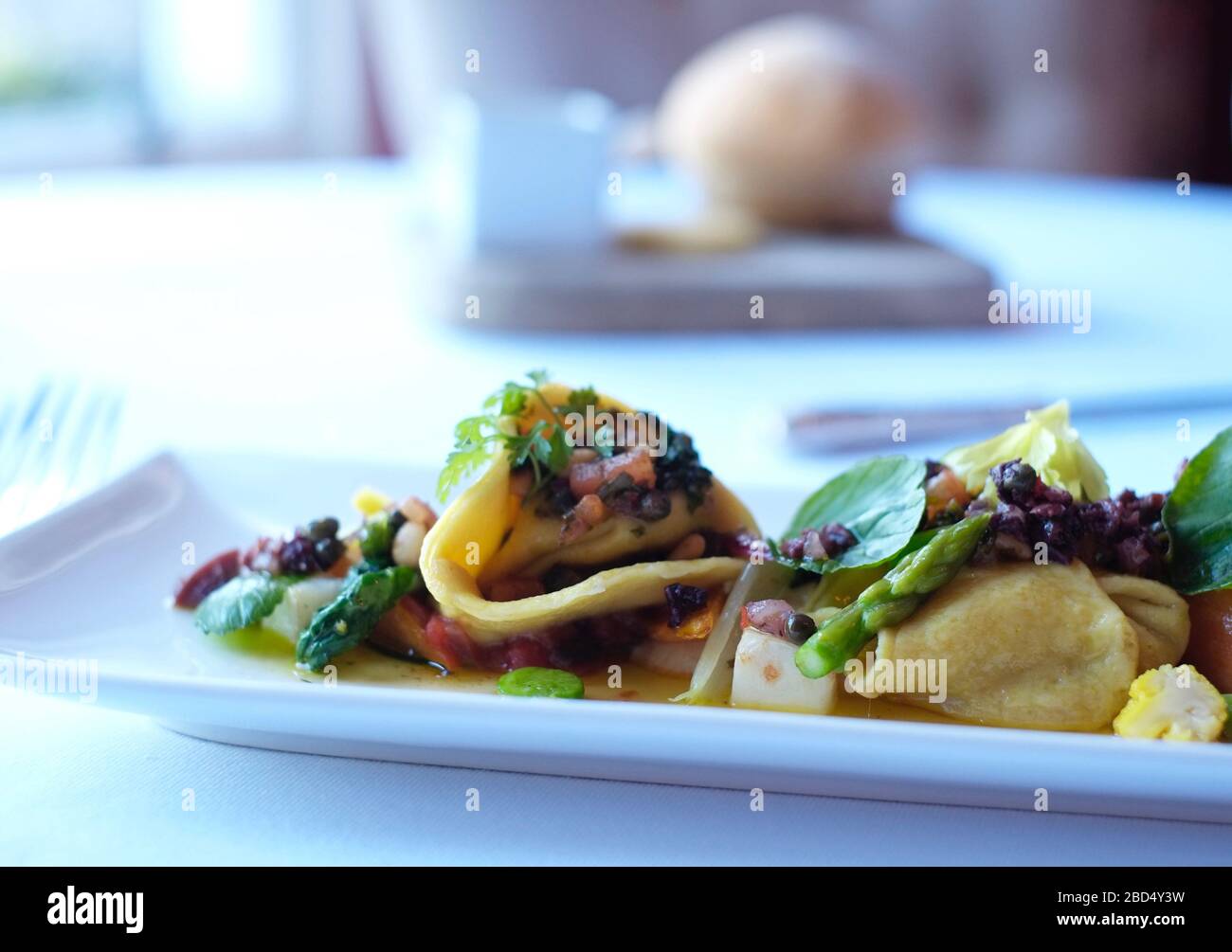 Tortellini di zucca fatti in casa con Ratatouille di verdure Ardtornish e Beurre Noisette di Pine Nut, serviti al Kilcamb Lodge, Strontian Foto Stock