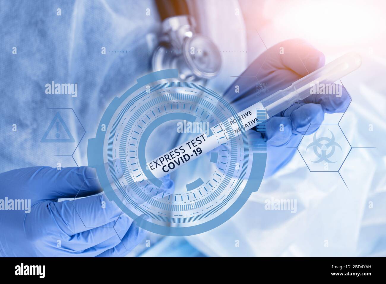 Il medico effettua un test rapido per il coronavirus Foto Stock