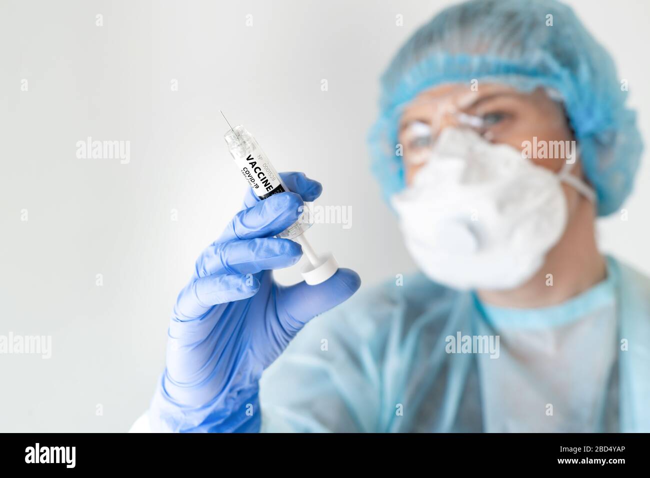 Siringa con la scritta "Vaccine". Vaccinazione contro il coronavirus Foto Stock