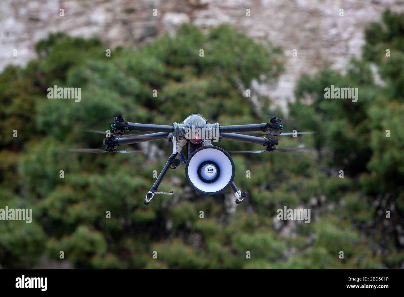 Salonicco, Grecia - 6 aprile 2020: Drone con messaggio registrato informa i cittadini di Salonicco di rimanere a casa per essere protetti dal coronavirus Foto Stock