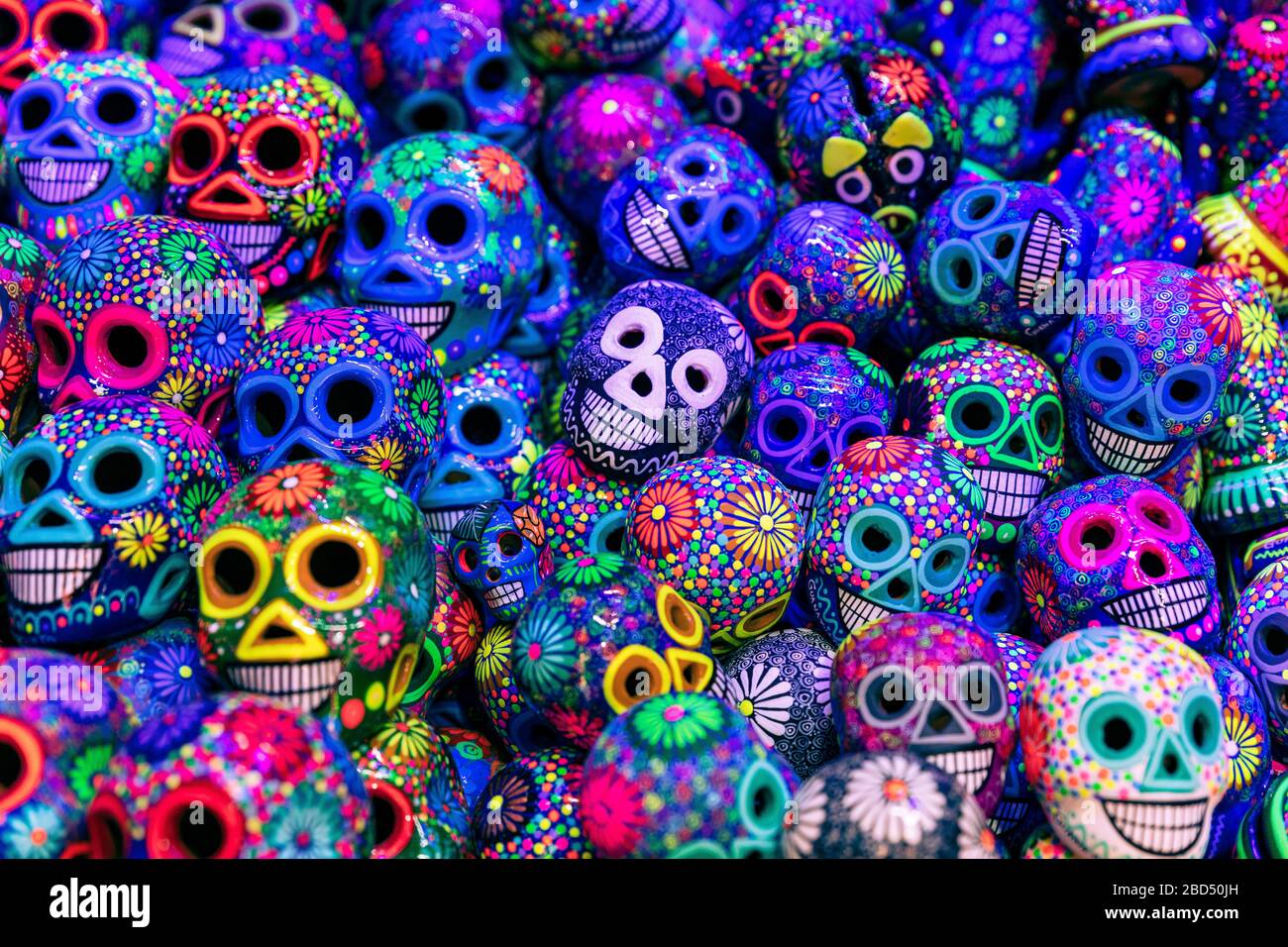 Teschi colorati decorati, simbolo della morte della ceramica al mercato,  giorno dei morti, Messico Foto stock - Alamy