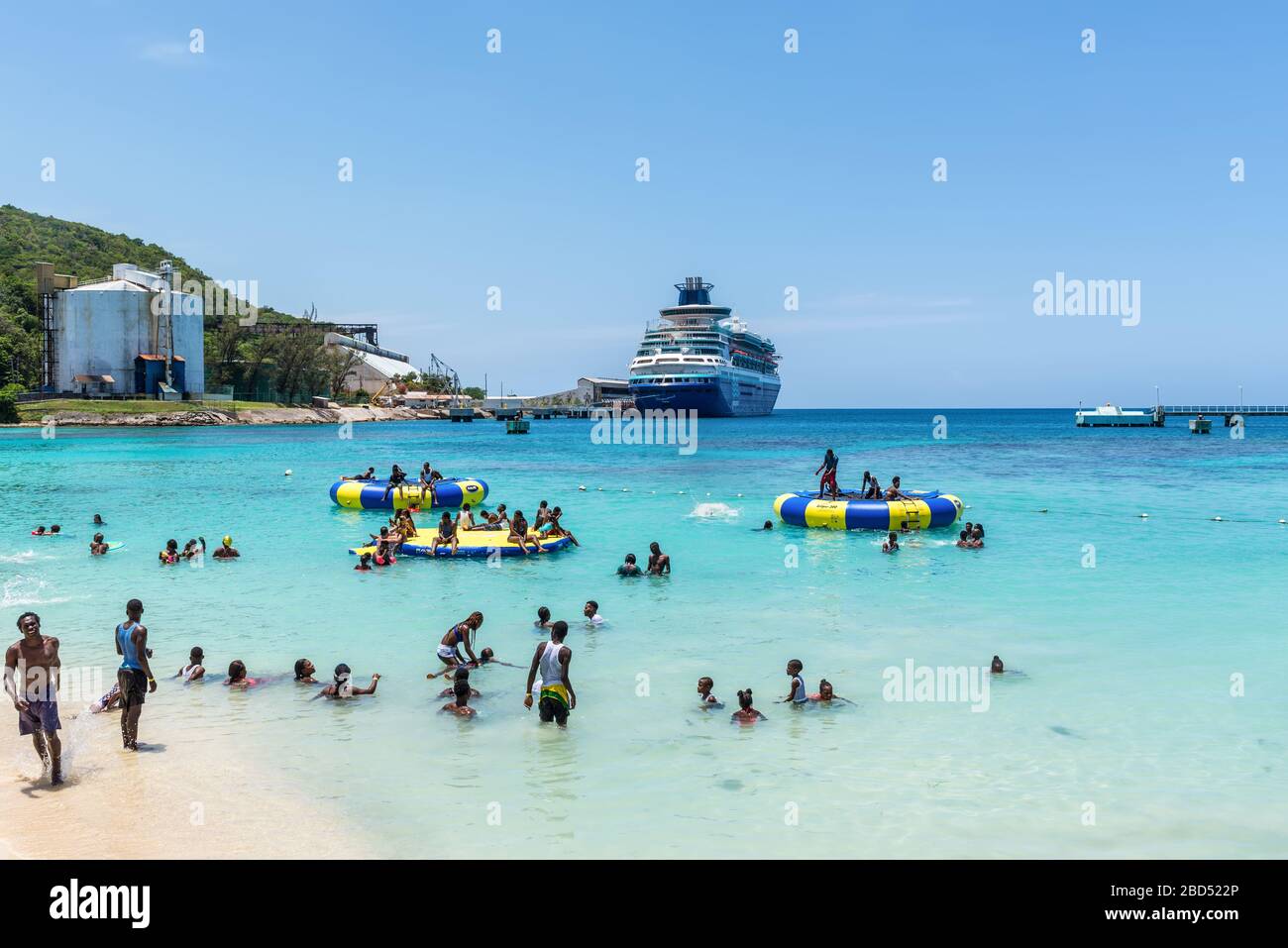Ocho Rios, Giamaica - 22 aprile 2019: La gente del posto si rilassa sulla spiaggia dei pescatori vicino al molo delle navi da crociera di Ocho Rios. Oggi la città è una delle m della Giamaica Foto Stock