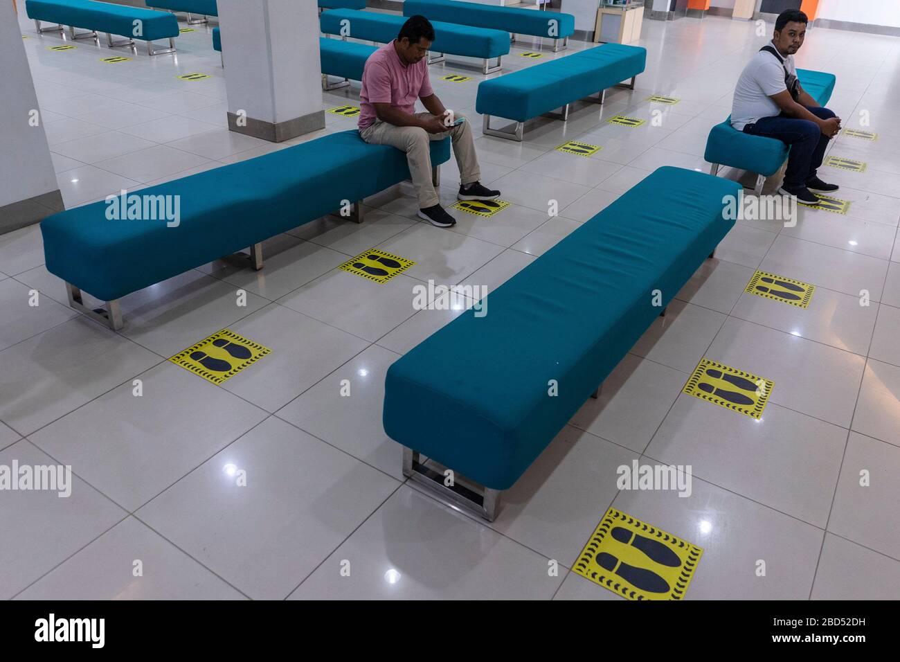 7 aprile 2020, Lhokseumawe, Aceh, Indonesia: I clienti siedono secondo il segnale di distanza fisica applicato ad una banca a Lhokseumawe, provincia di Aceh, per impedire la diffusione del coronavirus COVID-19 in Indonesia. Il governo indonesiano ha emanato regolamenti governativi sulle restrizioni sociali su larga scala e sulle decisioni presidenziali in merito allo stato delle emergenze sanitarie perché i cittadini indonesiani che sono positivi al coronavirus COVID-19 continuano a crescere. Ultime relazioni Martedì 7 aprile 2020 il governo indonesiano conferma 2.738 casi di coronavirus COVID-19, 204 recuperati con 221 morti Foto Stock