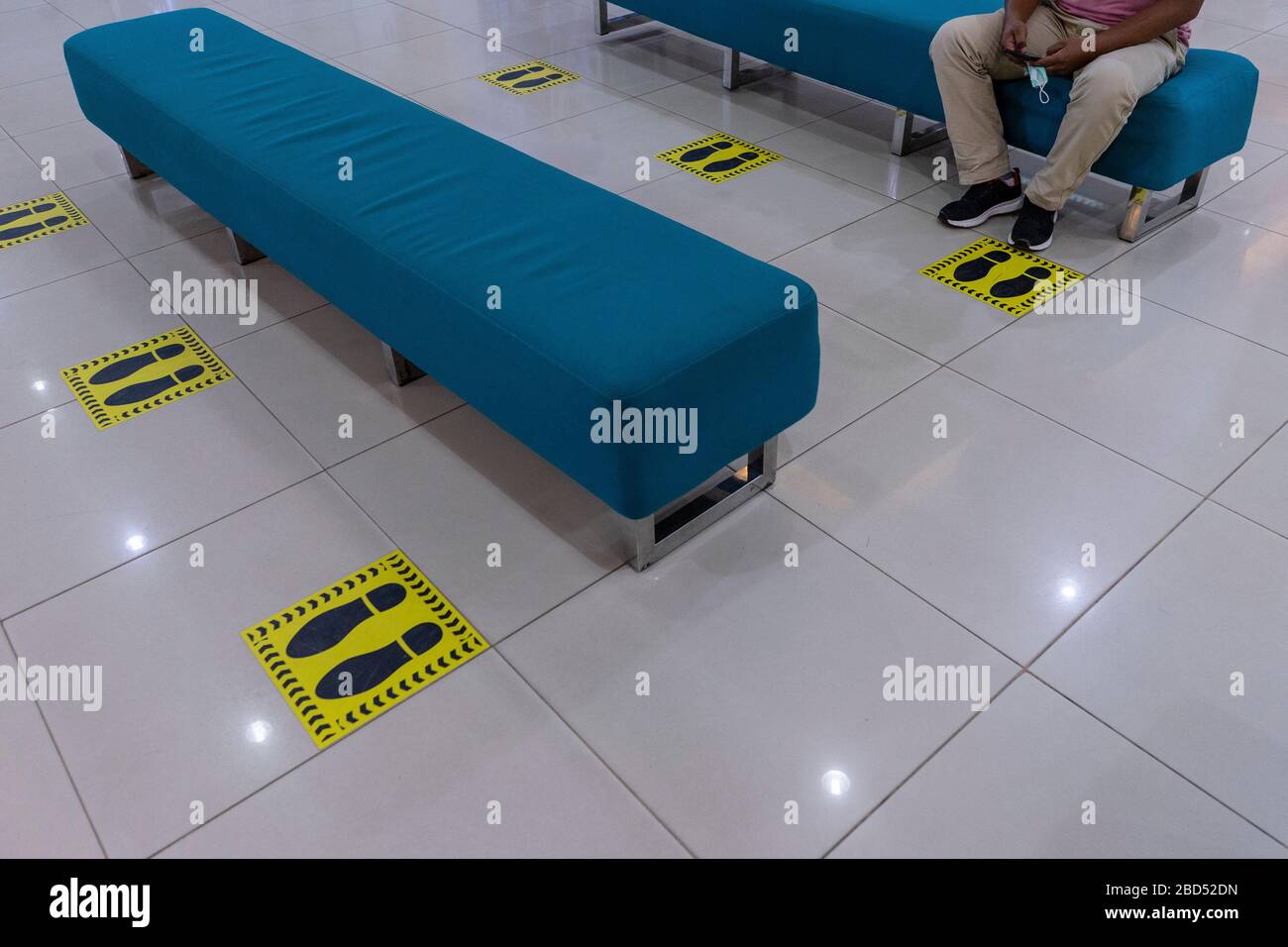 7 aprile 2020, Lhokseumawe, Aceh, Indonesia: Il segno di distanza fisica è stato applicato ad una banca a Lhokseumawe, provincia di Aceh, per impedire la diffusione del coronavirus COVID-19 in Indonesia. Il governo indonesiano ha emanato regolamenti governativi sulle restrizioni sociali su larga scala e sulle decisioni presidenziali in merito allo stato delle emergenze sanitarie perché i cittadini indonesiani che sono positivi al coronavirus COVID-19 continuano a crescere. Ultime relazioni Martedì 7 aprile 2020 il governo indonesiano conferma 2.738 casi di coronavirus COVID-19, 204 recuperati con 221 morti. (Credit Image: © Zikri M. Foto Stock