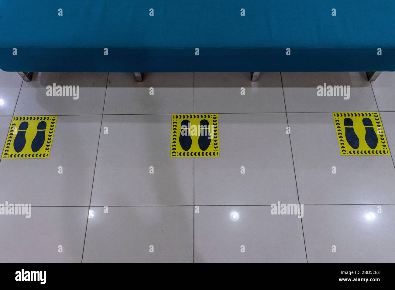 7 aprile 2020, Lhokseumawe, Aceh, Indonesia: Il segno di distanza fisica è stato applicato ad una banca a Lhokseumawe, provincia di Aceh, per impedire la diffusione del coronavirus COVID-19 in Indonesia. Il governo indonesiano ha emanato regolamenti governativi sulle restrizioni sociali su larga scala e sulle decisioni presidenziali in merito allo stato delle emergenze sanitarie perché i cittadini indonesiani che sono positivi al coronavirus COVID-19 continuano a crescere. Ultime relazioni Martedì 7 aprile 2020 il governo indonesiano conferma 2.738 casi di coronavirus COVID-19, 204 recuperati con 221 morti. (Credit Image: © Zikri M. Foto Stock