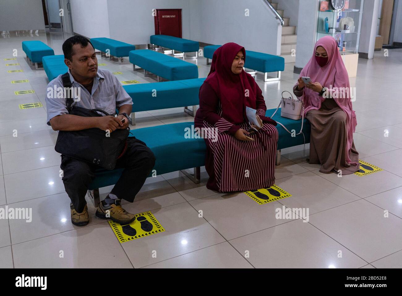 7 aprile 2020, Lhokseumawe, Aceh, Indonesia: I clienti siedono secondo il segnale di distanza fisica applicato ad una banca a Lhokseumawe, provincia di Aceh, per impedire la diffusione del coronavirus COVID-19 in Indonesia. Il governo indonesiano ha emanato regolamenti governativi sulle restrizioni sociali su larga scala e sulle decisioni presidenziali in merito allo stato delle emergenze sanitarie perché i cittadini indonesiani che sono positivi al coronavirus COVID-19 continuano a crescere. Ultime relazioni Martedì 7 aprile 2020 il governo indonesiano conferma 2.738 casi di coronavirus COVID-19, 204 recuperati con 221 morti Foto Stock