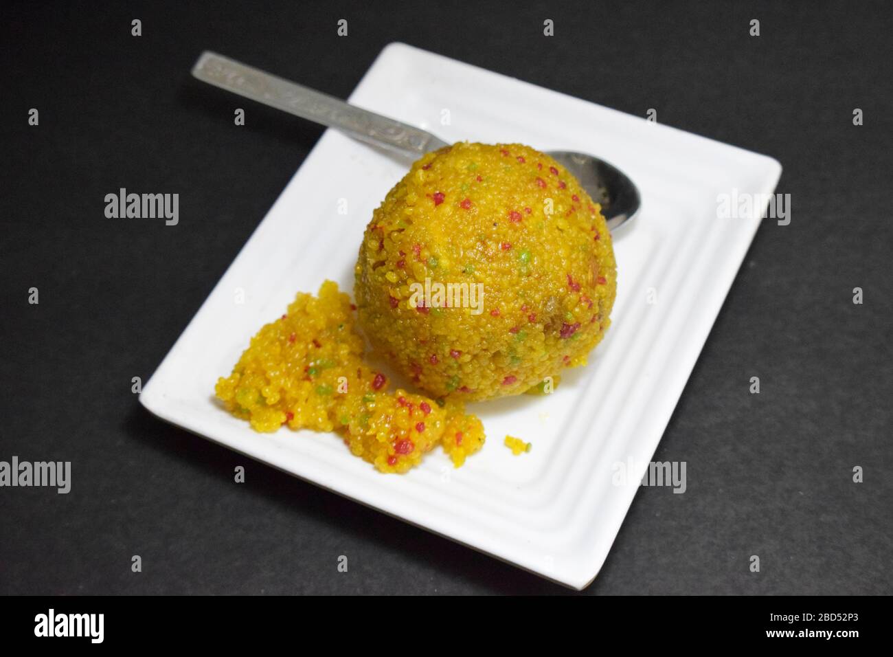 Moti Choor Laddu in White Plate on Black background Fotografia d'archivio immagine Foto Stock