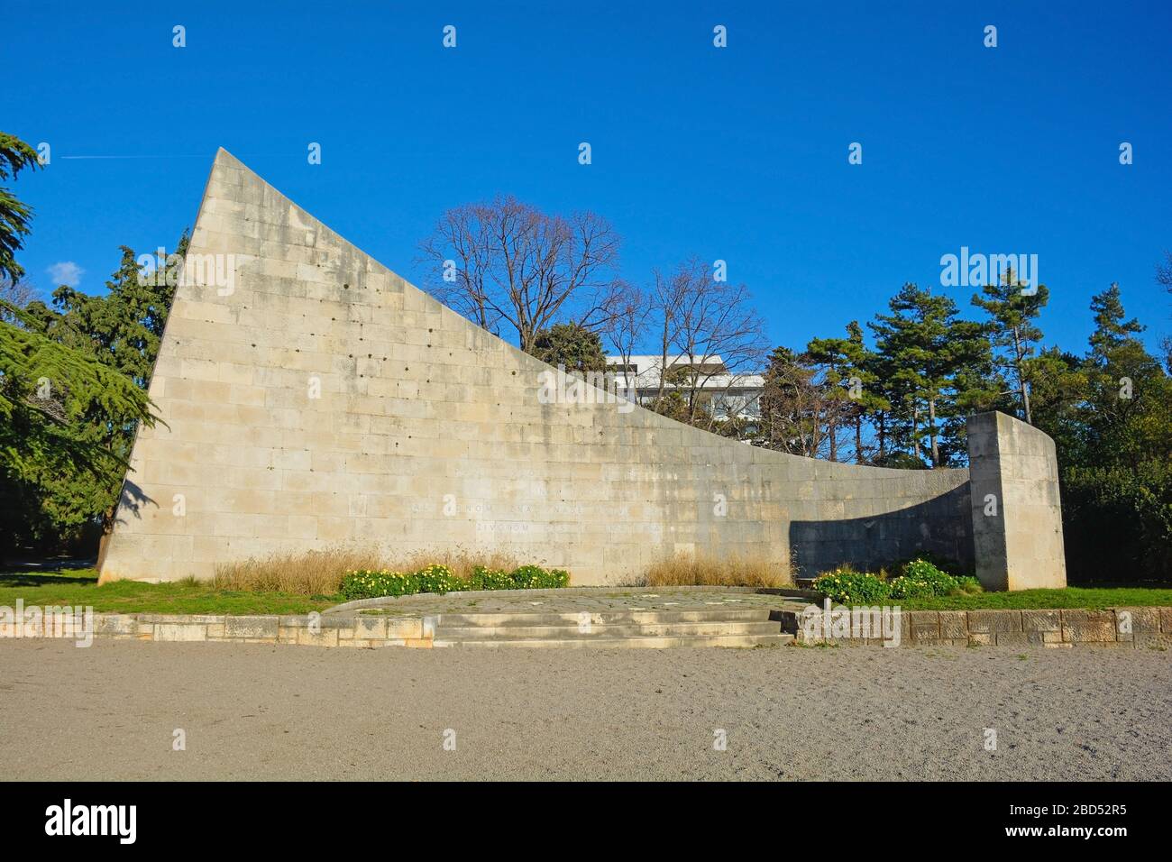 Il Monumento ai Patrioti di Rijeka Memorial, un memoriale di guerra dell'era jugoslava in un sobborgo della città croata di Rijeka a Primorje-Gorski Kotar Foto Stock