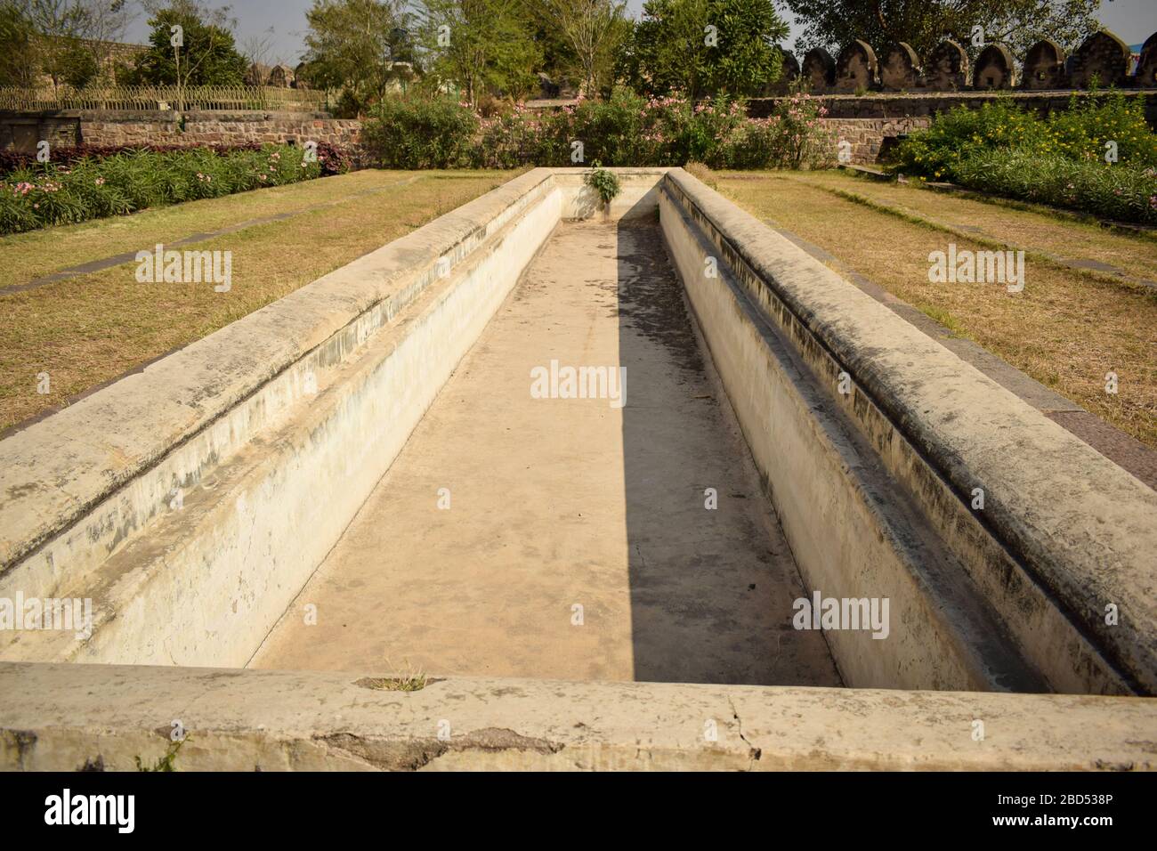 Architettura distrutta antico forte storico all'interno rovinato acqua danneggiata coppa Foto Stock