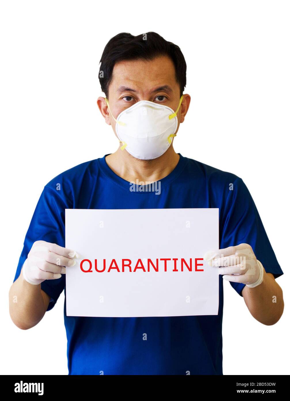 Gli uomini asiatici indossano maschere mediche N95. Tenere un banner campagna per mettere in quarantena a casa per prevenire lo scoppio del virus Corona che si sta diffondendo Foto Stock