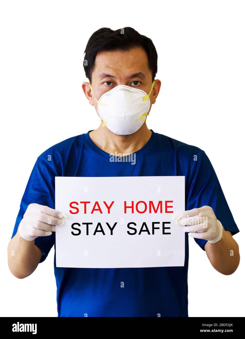 Gli uomini asiatici indossano maschere mediche N95. Tenere una campagna Banner per rimanere a casa stare al sicuro per prevenire lo scoppio del virus Corona che sta diffondendo Aroun Foto Stock