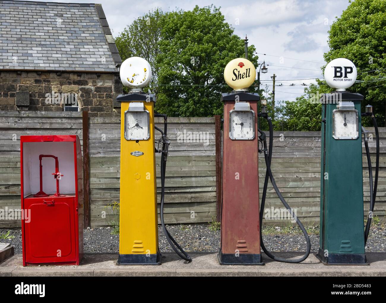 Vecchie pompe a benzina classiche in mostra al Black Country Living Museum di Dudley, West Midlands, Inghilterra, Regno Unito Foto Stock