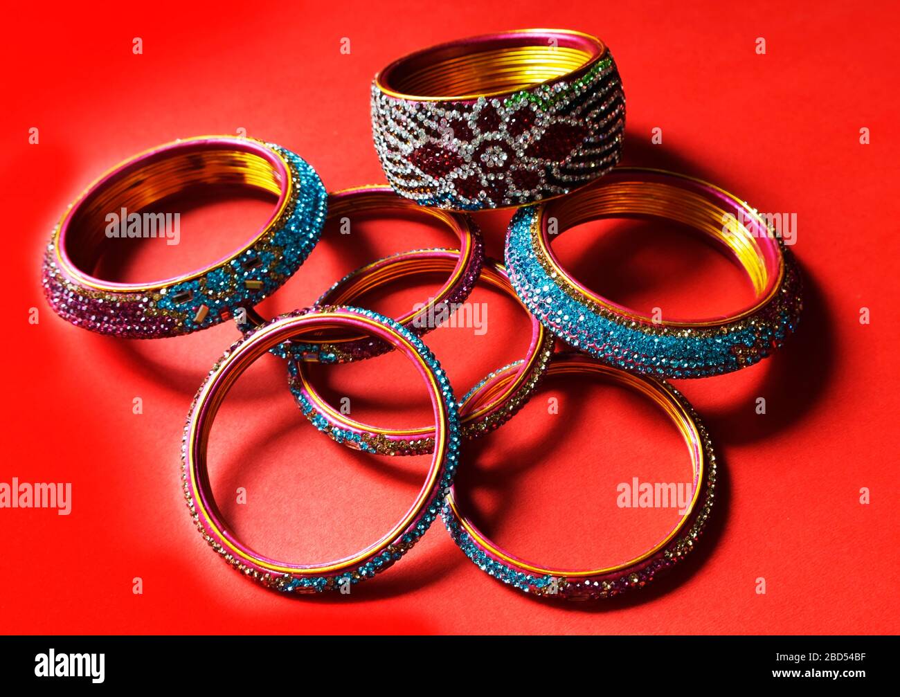 Brigle per Wedding Top View su colore rosso sfondo immagine di fotografia d'archivio Foto Stock