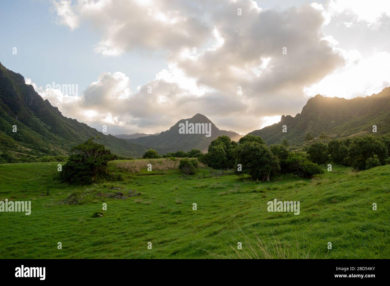 Ka'A'awa Valley al tramonto mentre il sole tramonta a Oahu, Hawaii Foto Stock